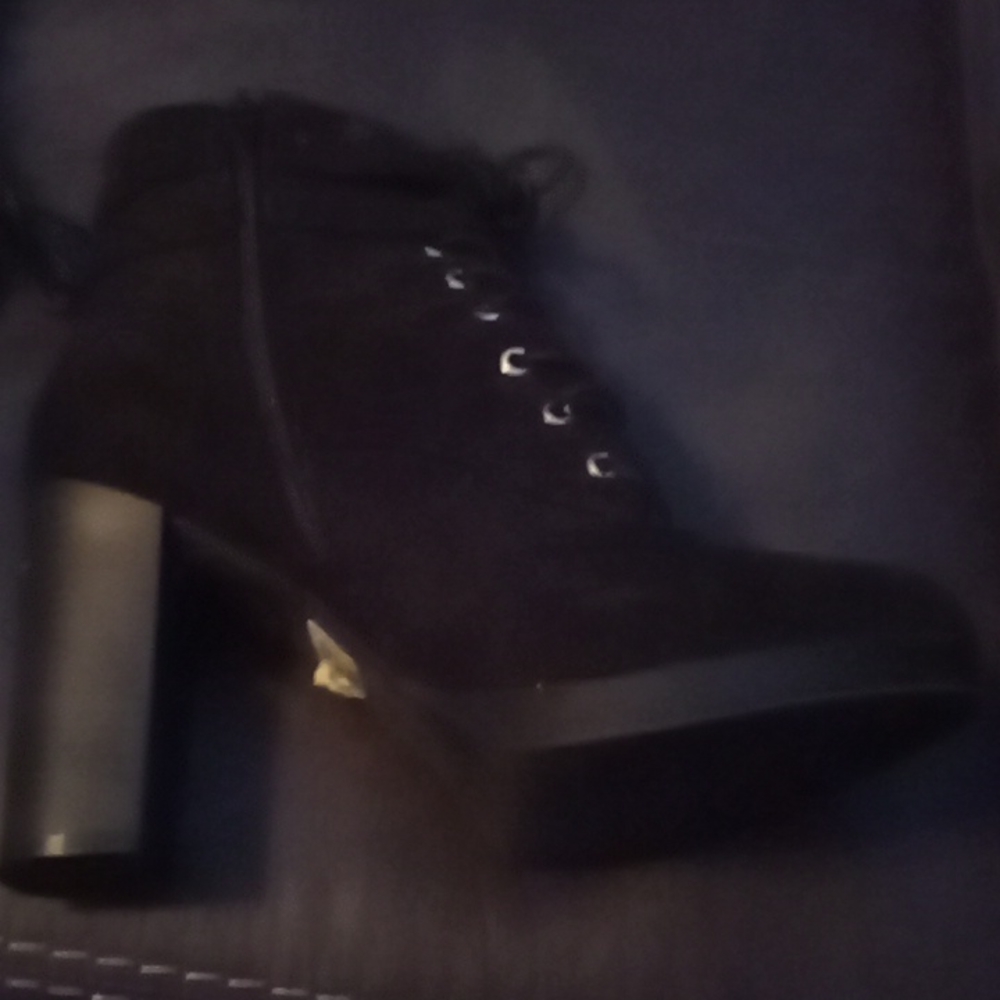 Heels - Picture 2 of 3
